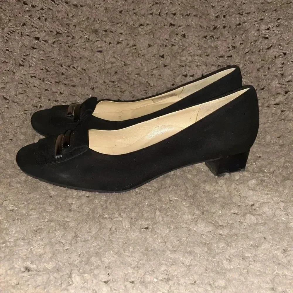 BRUNATE ITALY-Black Suede Classic-Low Heel-Metal Detail-Size 37.5/7-Near Mint - Picture 2 of 7